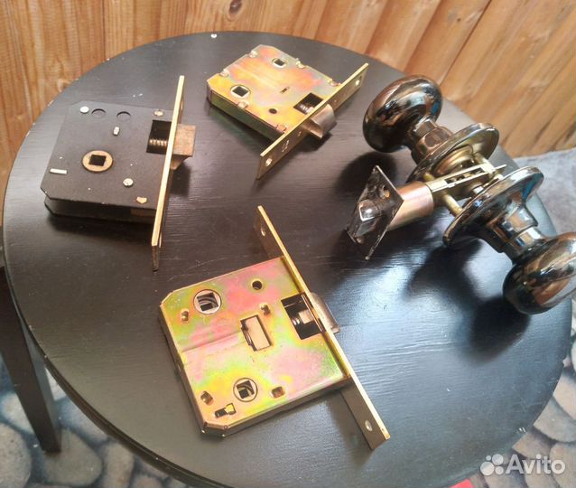 Врезной замок и дверные ручки