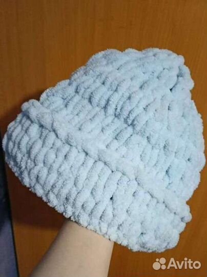 Объёмная вязанная шапка