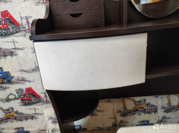 Трюмо с зеркалом