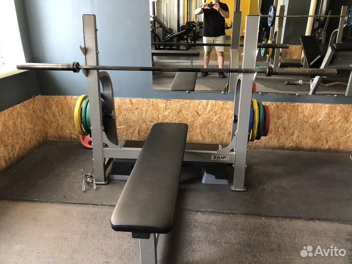 Скамья для жима лёжа и другие спортивные тренажёры