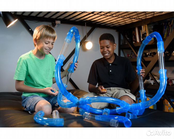 Трек машинка в трубе на управлении