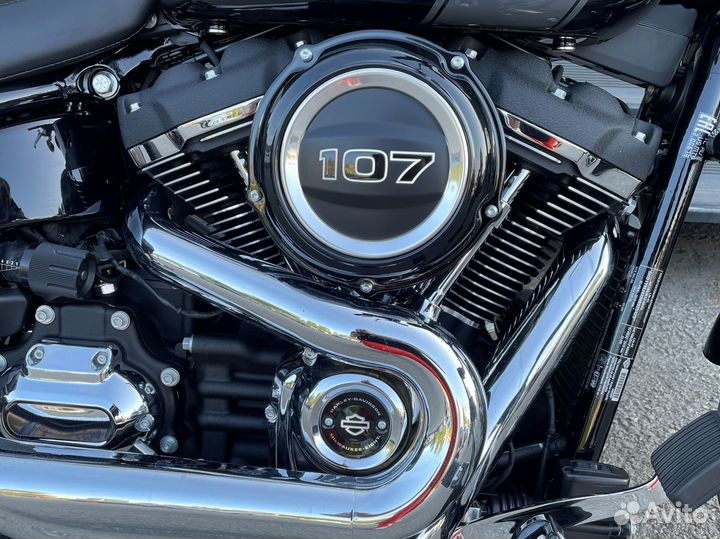 Sport Glide Harley-Davidson Softail Vivid Black 20