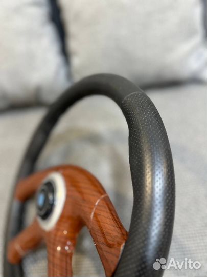 Спортивный руль Nardi с деревянной вставкой