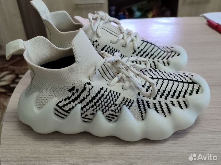 Детские кроссовки изики