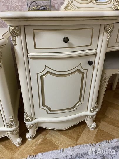 Трюмо с зеркалом