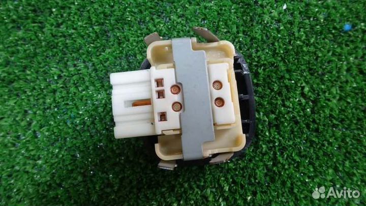 Кнопка стеклоподъемника задняя Toyota Voltz ZZE137