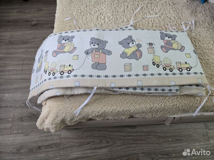 Детская кроватка с маятником