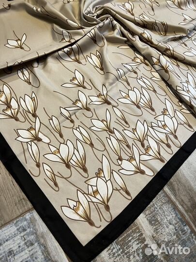 Шелковый платок Valentino бежевый новый