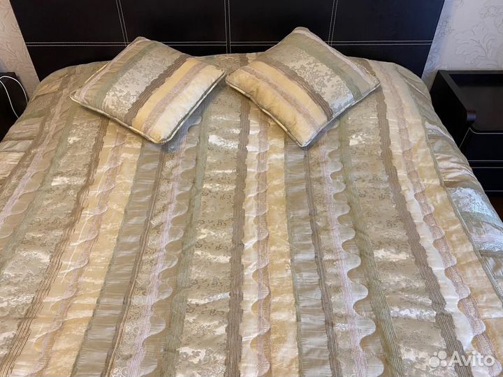 Покрывало с подушками