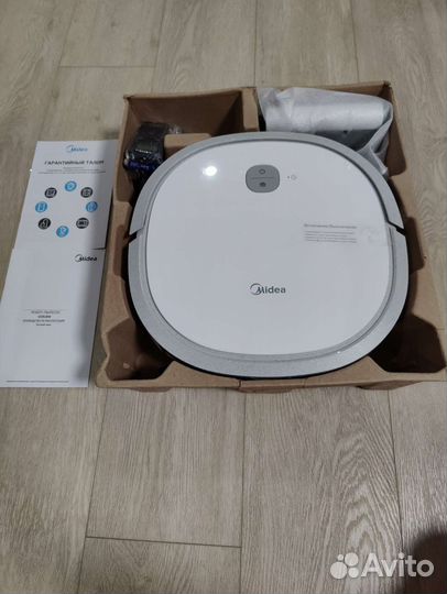 Робот пылесос новый Midea VCR18W