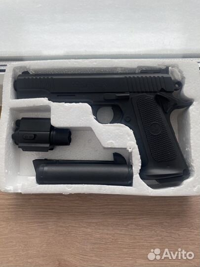 Настольная семейная игра и игрушка пистолет