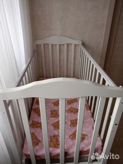 Детская кроватка с маятником и ящиком