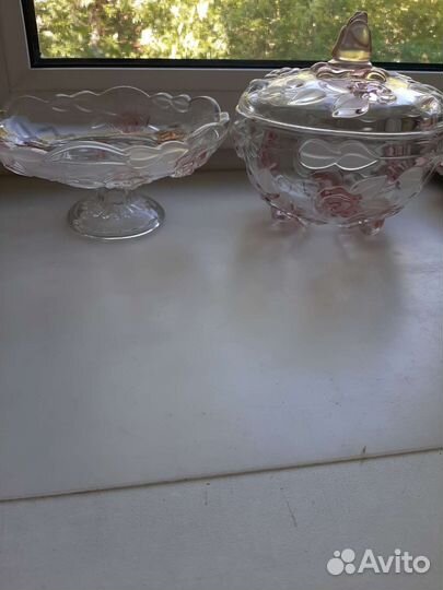 Сахарница и вазочка на ножке