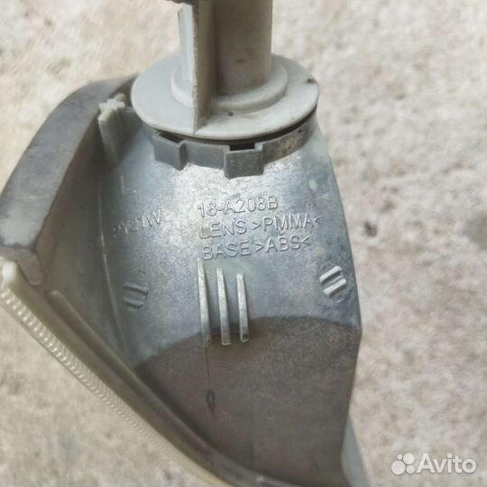 Поворотник правый Skoda Octavia A4