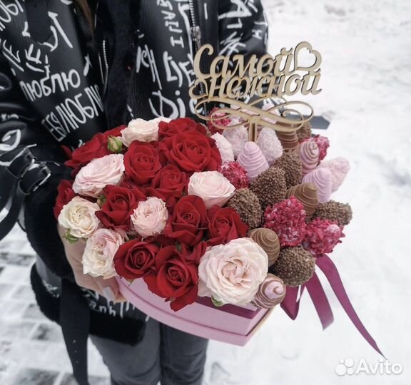 Сердце из клубники с цветами/изысканный подарок