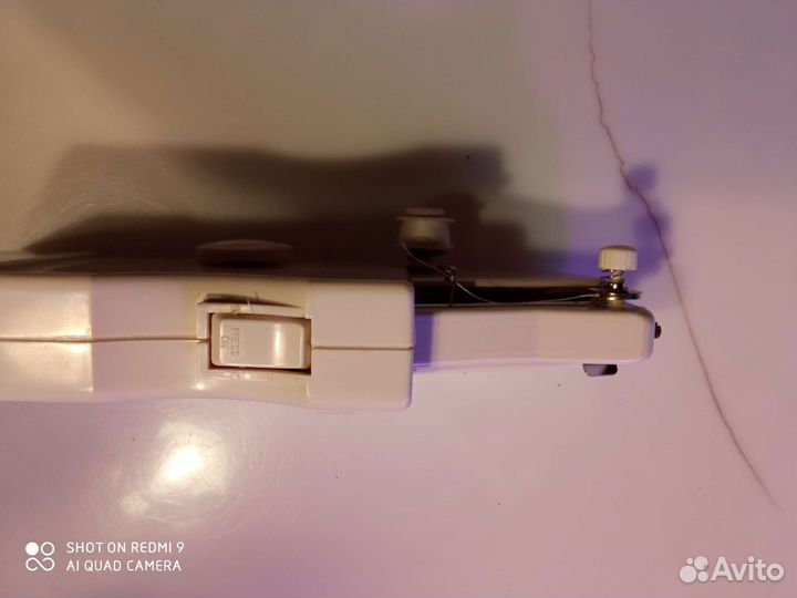 Портативная ручная швейная машинка на батарейках