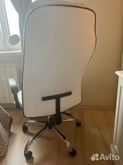 Офисное кресло