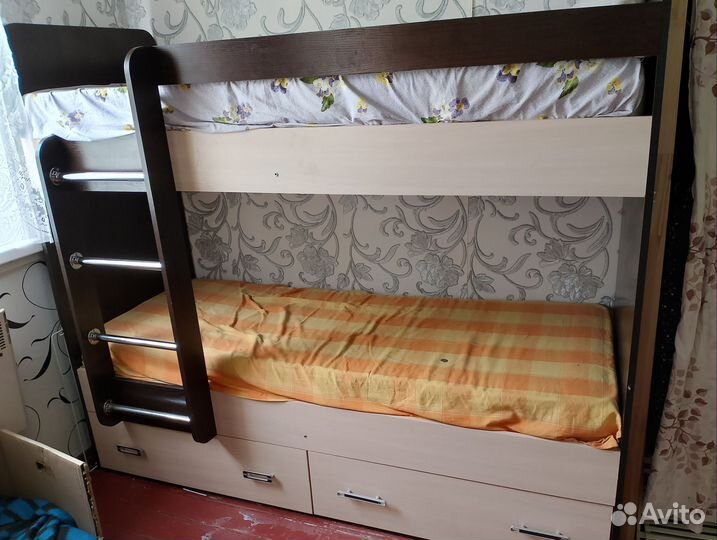 Кровать двухьяруснаяс матрасами в наличии 2 шт