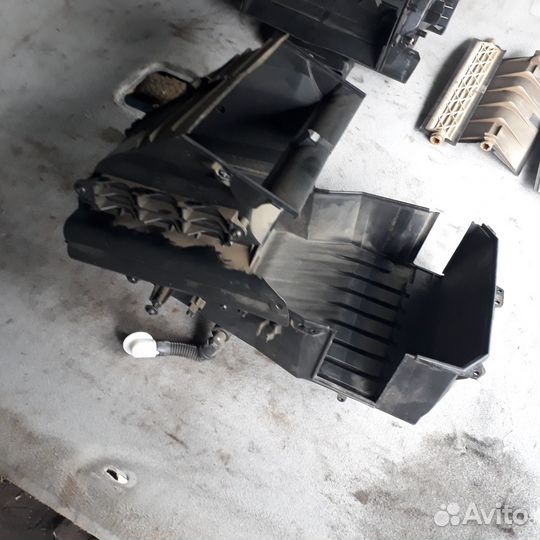 Нижняя часть корпуса печки(радиатора) Форд Фокус2