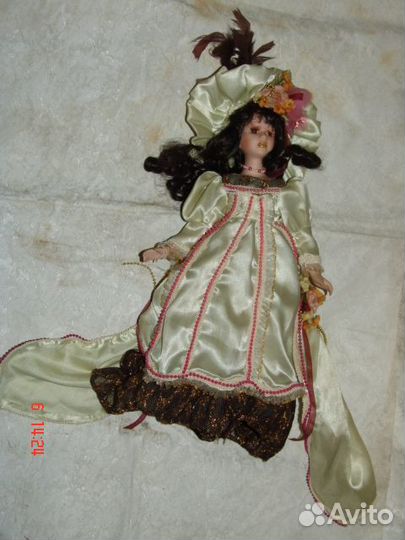 Кукла коллеекционная музыкальная
