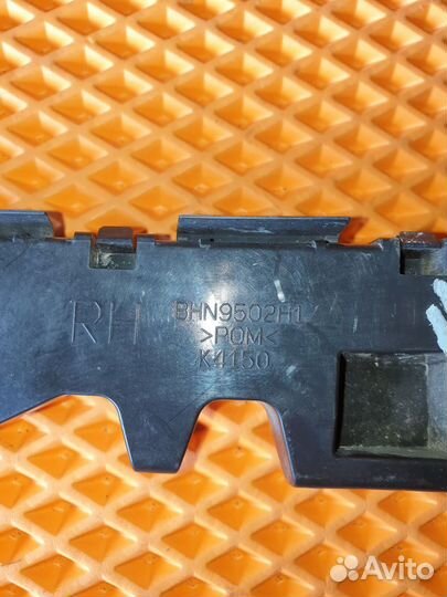 Кронштейн заднего бампера правый Mazda 3 BM