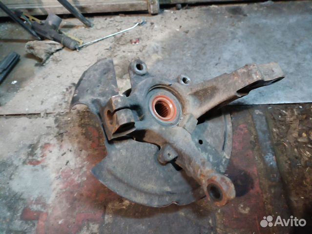 Правый поворотный кулак Volkswagen Passat B5+