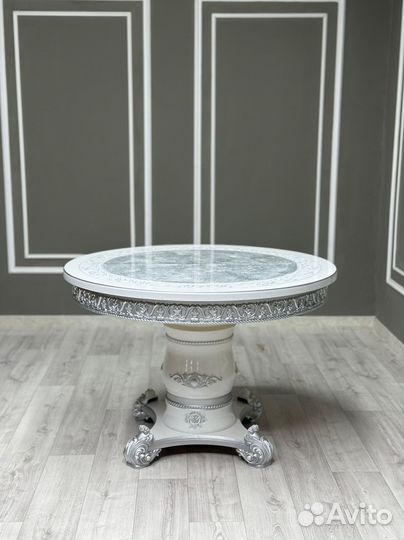 Стол и стулья в гостиную. В наличии