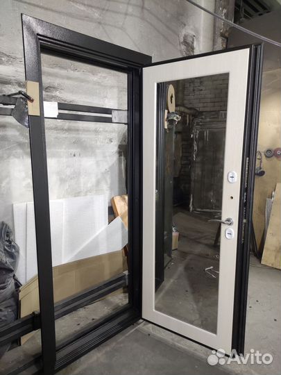 Дверь входная с зеркалом