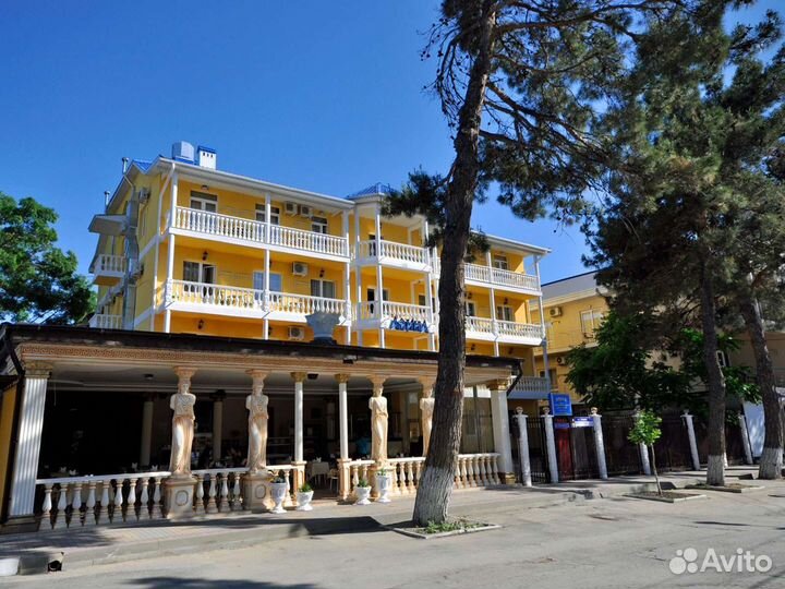 Сотрудники в столовую с линией раздачи