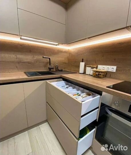 Кухонный гарнитур угловой до потолка Т7