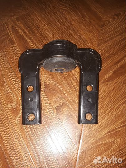 Кронштейн переднего шарнира. Краб