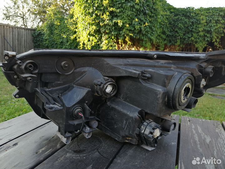 Фара правая Toyota RAV4 IV галоген