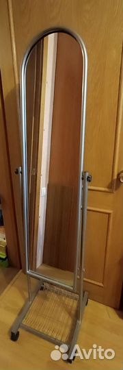 Зеркало на колесиках