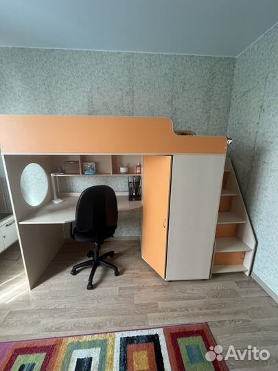 Кровать чердак со столом и шкафом