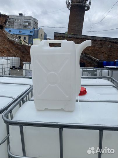 Канистра пластиикова 28л со сливом бу