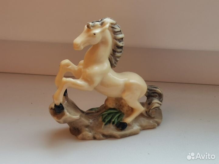 Статуэтка лошадь