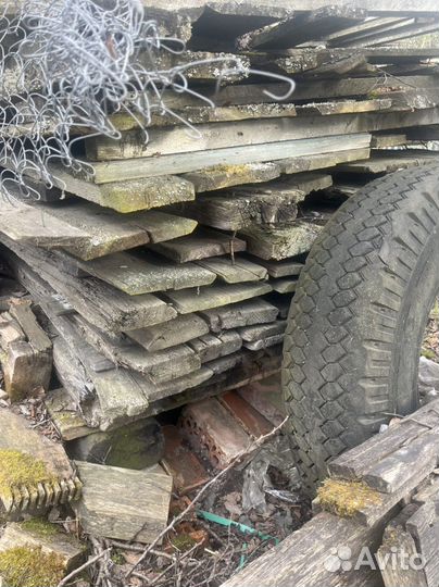 Деревянные доски на дрова