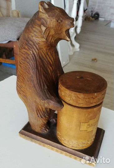 Медведь с бочкой меда