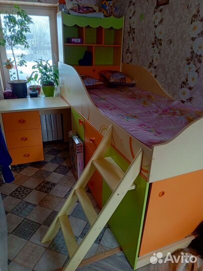 Кровать чердак со столом и шкафом