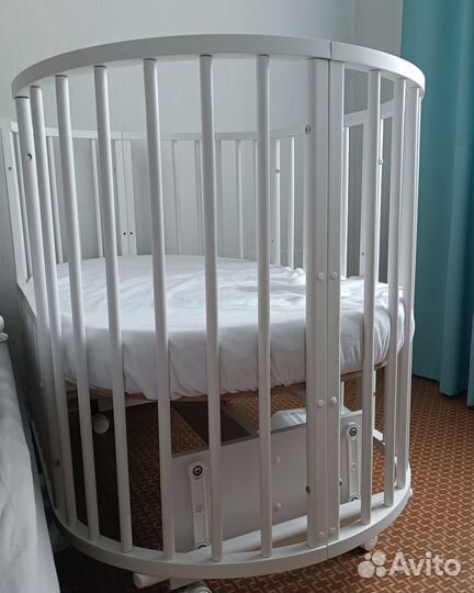 Кроватка для малышей с маятником