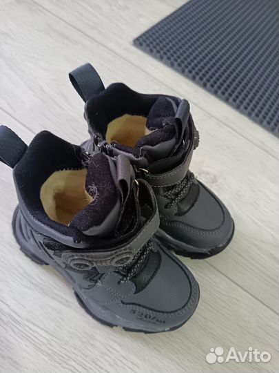 Продам зимние ботинки. 22 размер и 27