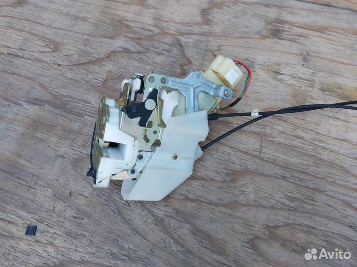 Замок двери задней правой Toyota Prius NHW10