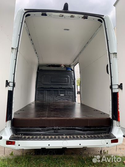 Водитель на личном грузовом автомобиле газель