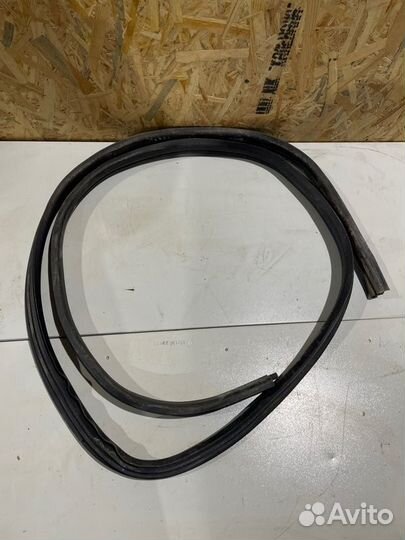 Уплотнительная резинка задняя левая Renault Logan