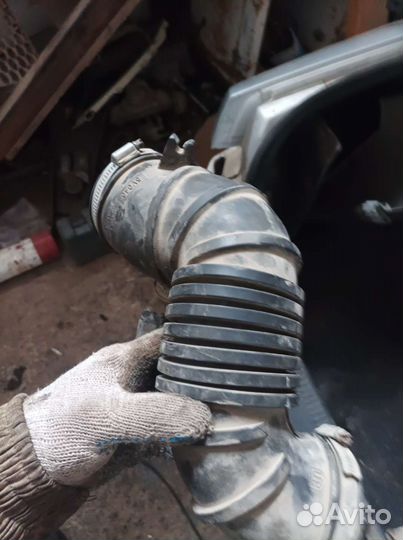 Патрубок воздушного фильтра Mitsubishi Carisma