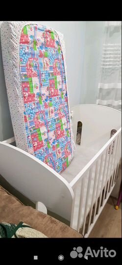 Детская кроватка с маятником