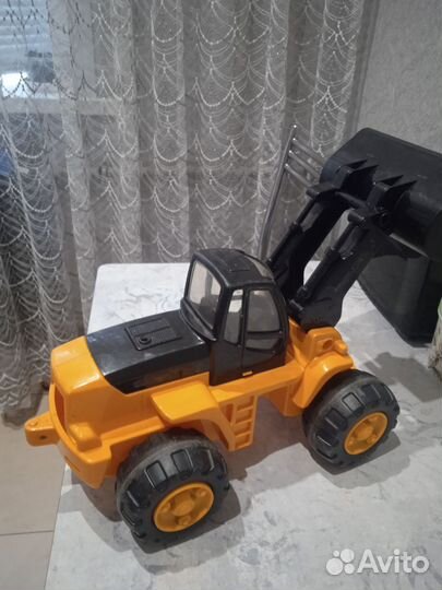 Трактор игрушка