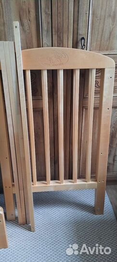 Детская кроватка с маятником