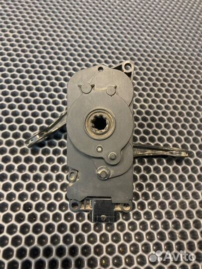 Моторчик заслонки жалюзи решетки радиатора Bmw X7