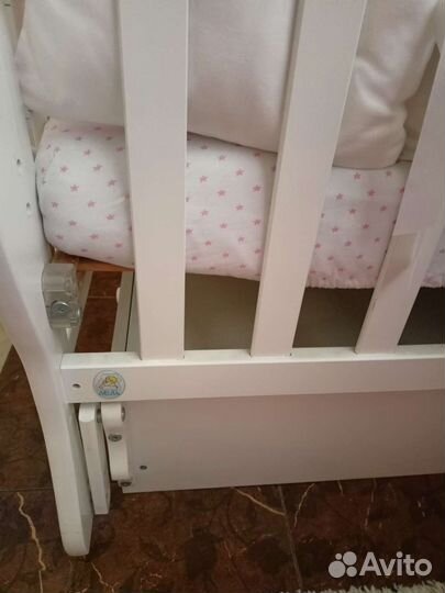 Детская кроватка с маятником и ящиком